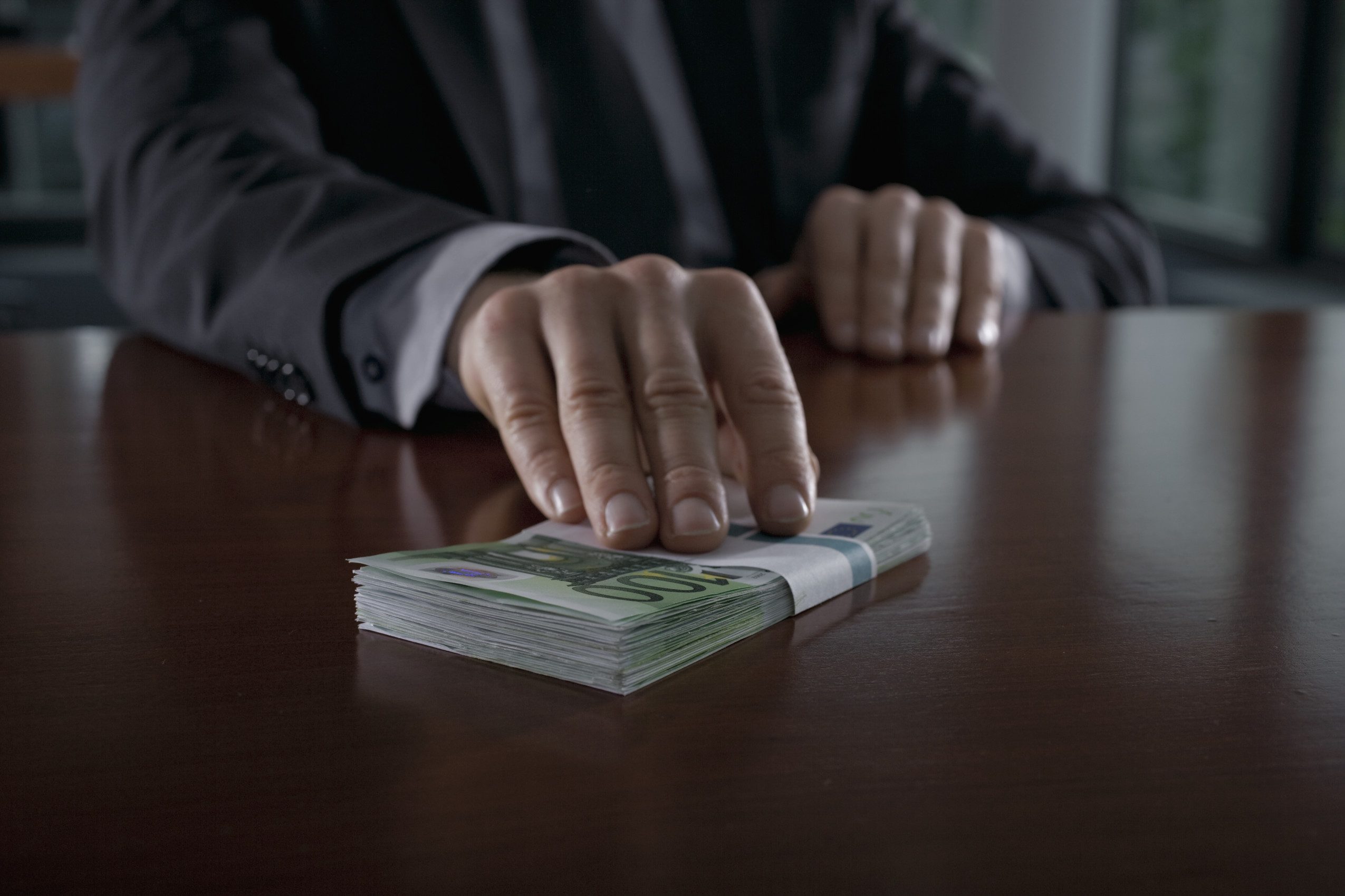 В волгограде за получение взятки в размере 5,5 млн рублей задержан адвокат \